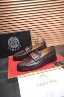 ヴェルサーチ スーパーコピー 優良サイト 高級感仕上げ 本革使用 丁寧な縫製 ゴールドロゴレザーローファー