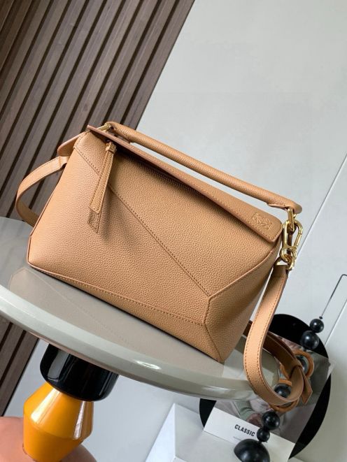 ロエベ ライトキャメル バッグ スーパーコピー 優良サイト 高級感仕上げ 本革使用 上質フォルム
