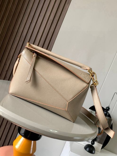 ロエベ サンドベージュ バッグ 優良サイト 高品質レザー仕様 職人技術再現 上品カラー 高再現度モデル