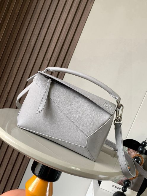 ロエベ グレージュ バッグ ブランド コピー 安全通販 高品質レザー 上質感漂う 洗練フォルム 高再現度モデル