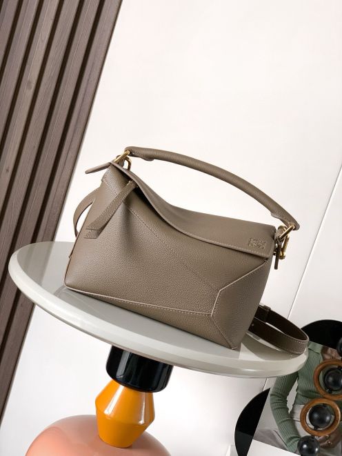 ロエベ トープブラウン バッグ 偽物 バレない再現度 高級感仕上げ 上質レザー仕様 立体フォルム 人気モデル