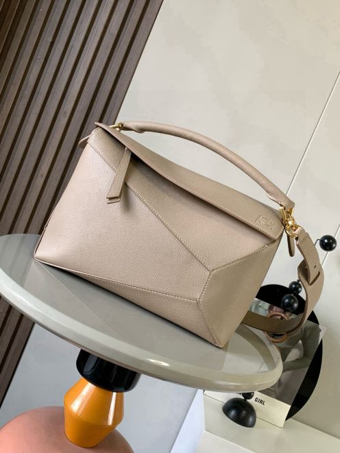 2025新作 ロエベ 激安 パズルバッグ ベージュ 高級感仕上げ 上質レザー 丁寧な縫製 安心サイト対応