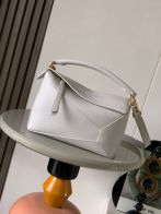 ロエベ ホワイト バッグ ブランド コピー 安全通販 高級感仕上げ 上質レザー仕様 高再現度 人気モデル