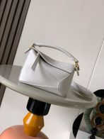 ロエベ ホワイト ミニバッグ スーパーコピー 高再現度仕上げ 上質レザー仕様 数量限定入荷 人気レディースモデル