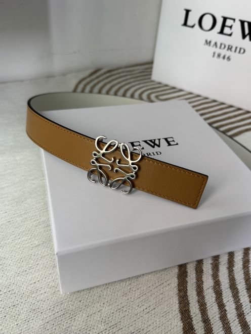 ロエベ ベルト 高再現度 ブランド コピー 職人技術再現 上質レザー仕様 高級感漂う 精密ディテール 安心サイト対応