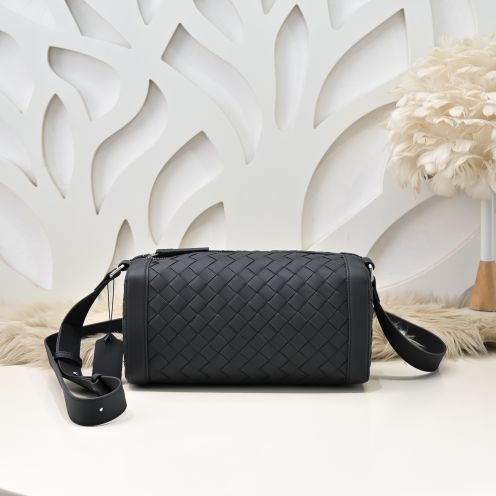 ボッテガヴェネタ メンズ ショルダーバッグ 偽物 バレない再現度 高再現度仕様 即納対応 職人技術再現 精密ディテール