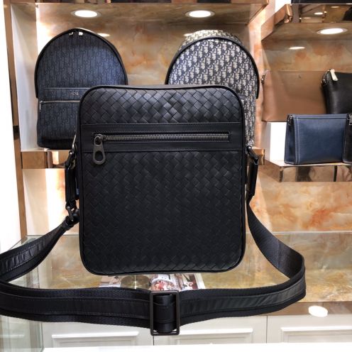 ボッテガヴェネタ メンズ ショルダーバッグ スーパーコピー 優良サイト 高再現度仕様 即納対応 職人技術再現 上質レザー使用