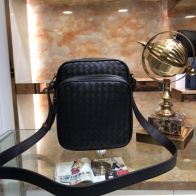 ボッテガヴェネタ メンズ ショルダーバッグ 偽物 バレない再現度 高再現度仕様 即納対応 職人技術再現 上質レザー使用