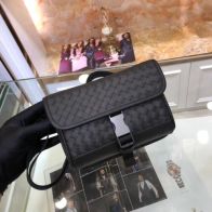 ボッテガヴェネタ メンズ ショルダーバッグ スーパーコピー 高再現度仕様 即納対応 職人技術再現 上質レザー使用 軽量設計モデル