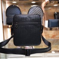 ボッテガヴェネタ メンズ ショルダーバッグ スーパーコピー 優良サイト 高再現度仕様 即納対応 職人技術再現 上質レザー使用