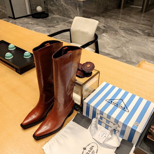 プラダ ロングブーツ レディース スーパーコピー 2025新作 高再現度 ブラウンカーフレザー仕様 スタイリッシュデザイン