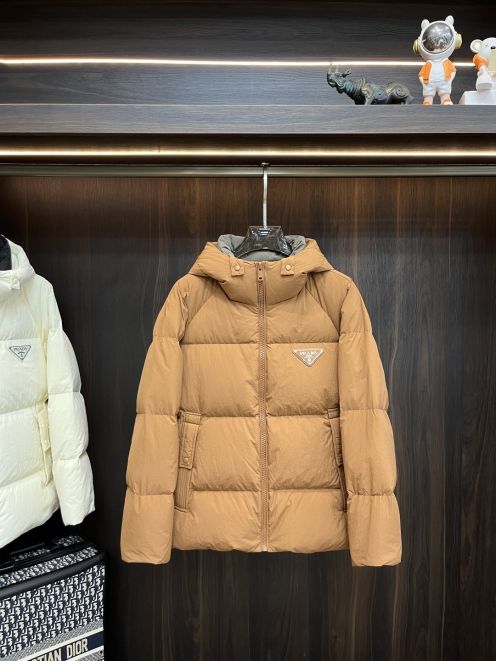 プラダ ダウンジャケット メンズ 偽物 バレない再現度 安心の日本倉庫 正確な刻印仕様 高品質ナイロン素材 軽量で暖かいフード付き
