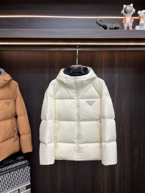 プラダ ダウンジャケット 優良サイト メンズ レディース 丁寧な縫製 高評価口コミ多数 ホワイトカラー 軽量 防寒性抜群 フード付きモデル