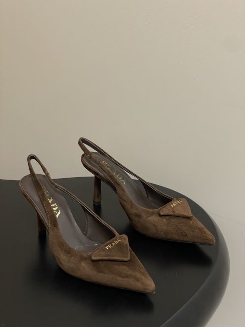 プラダ パンプス レディース コピー 完売モデル 大人女子注目 スリングバック ブラウンスエード 優雅で上品な印象