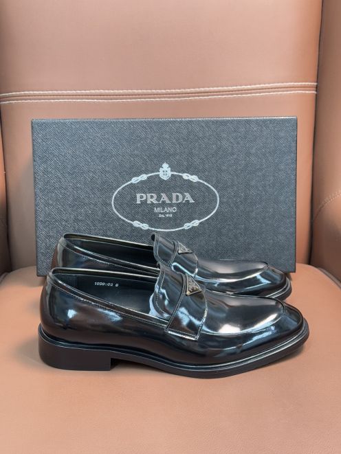 プラダ ローファー メンズ コピー 長年の実績 リアル質感再現モデル エナメルレザー仕様 高級感漂うブラックデザイン