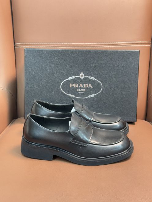 プラダ ローファー メンズ 格安 追跡可能 確実に届く ブラックマットレザー仕様 高級感漂う厚底デザイン 安心発送モデル
