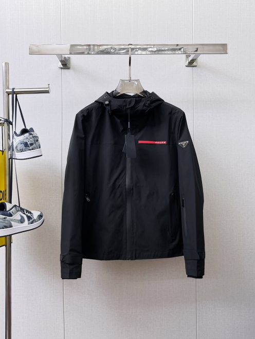 プラダ ジャケット メンズ 2025新作 スーパーコピー 高再現度モデル 防風フード付き アウター 上質ナイロン素材で実店舗級の仕上がり