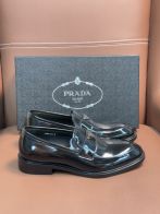 プラダ ローファー メンズ コピー 長年の実績 リアル質感再現モデル エナメルレザー仕様 高級感漂うブラックデザイン