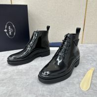 プラダ ブーツ メンズ ブランド コピー 安全通販 安心の日本倉庫 正確な刻印 ブラックエナメルレザー仕様 高級感モデル