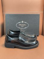 プラダ ローファー メンズ 激安屋口コミ 選ばれる理由あり 高級レベル仕様 ブラックラバーソールモデル 高品質レザー使用