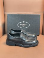 プラダ ローファー メンズ 格安 追跡可能 確実に届く ブラックマットレザー仕様 高級感漂う厚底デザイン 安心発送モデル