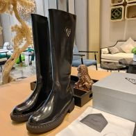 プラダ ロングブーツ レディース ブランド コピー 優良サイト 発送保証 高再現度 ブラックラバーモデル エレガントデザイン