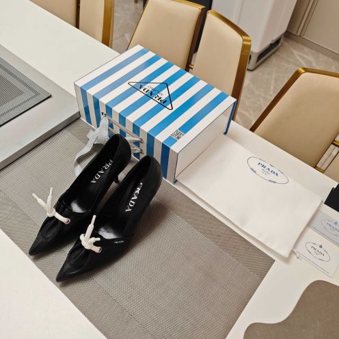 プラダ パンプス レディース ブランド コピー 安全通販 話題沸騰 リピーター多数 ブラック リボン付き ポインテッドトゥ