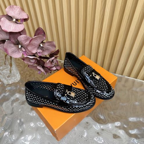 ルイ・ヴィトン ローファー 激安 高再現度 レビュー高リピ率 エレガントデザイン 本格派モデル 丁寧な縫製 上質感漂う仕上げ