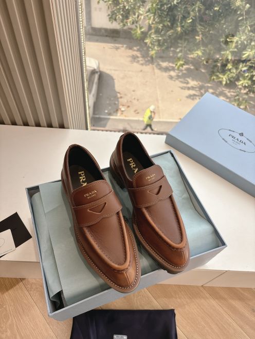 プラダ ローファー メンズ ブランド コピー 快適な履き心地 カジュアルにも上品にも ブラウン レザー
