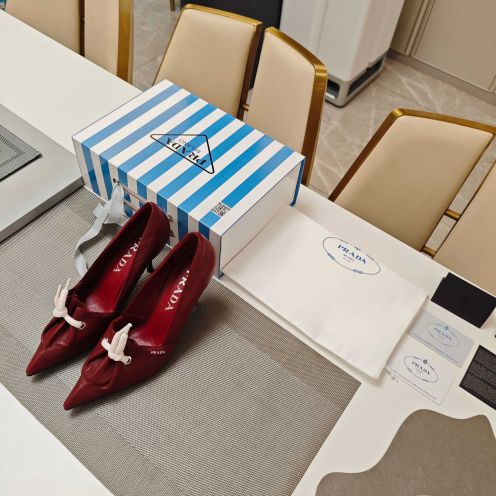 プラダ パンプス レディース 偽物 バレない再現度 上質素材使用 高リピート率 ボルドー リボン付き ポインテッドトゥ