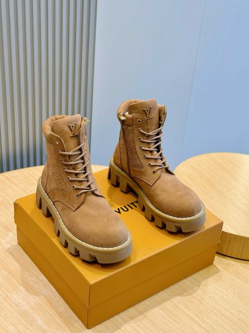 ルイ・ヴィトン ブーツ 偽物 バレない再現度 圧倒的な再現度 高品質スエード仕様 本格派モデル 丁寧な縫製 上質感漂う仕上げ