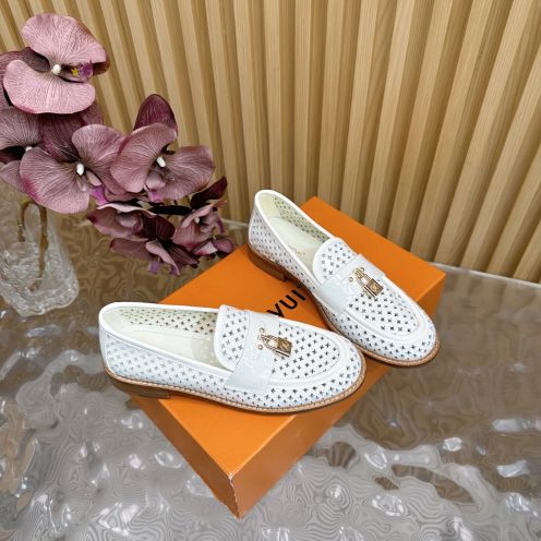 ルイ・ヴィトン ローファー ブランド コピー 高再現度 快適な着心地 上質パテントレザー仕様 通気デザイン 高級感漂う仕上げ 安心通販