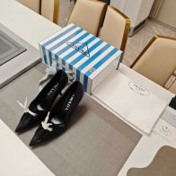 プラダ パンプス レディース ブランド コピー 安全通販 話題沸騰 リピーター多数 ブラック リボン付き ポインテッドトゥ