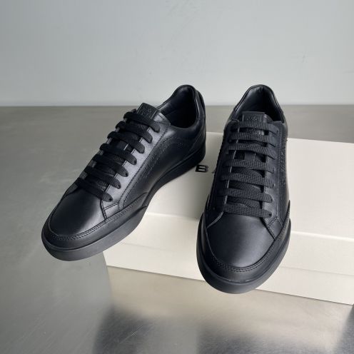 バリー スニーカー 2025新作 ブランド コピー 高再現度 丁寧な縫製 発送保証 安心サイト オールブラック仕様 高級感仕上げ