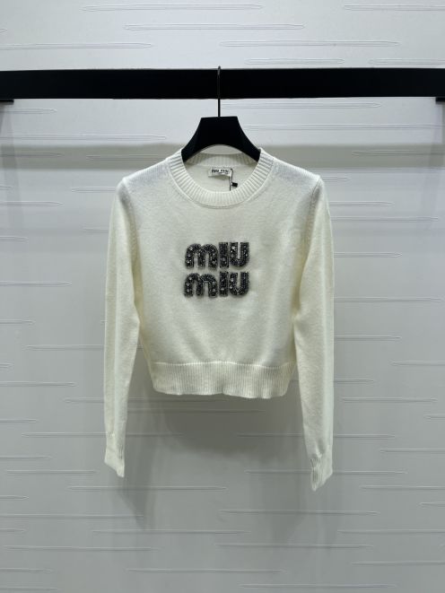 ミュウミュウ ロゴビジュー クルーネック ニット セーター ホワイト ブランド コピー 上質感 高級ウール素材 快適な着心地 即納対応
