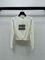 ミュウミュウ ロゴビジュー クルーネック ニット セーター ホワイト ブランド コピー 上質感 高級ウール素材 快適な着心地 即納対応