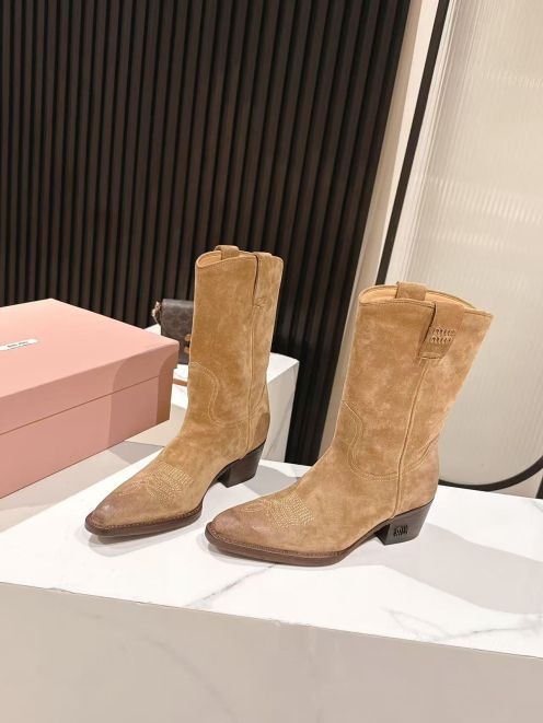 ミュウミュウ ショートブーツ 2025新作 コピー 激安通販 スエード素材 高級感漂う 高再現度モデル 本革仕様 発送保証