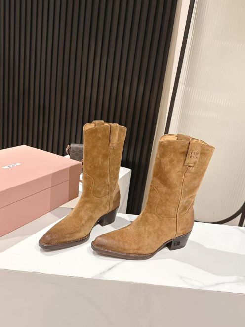 ミュウミュウ ショートブーツ 2025新作 偽物 バレない再現度 スエード仕様 高級感漂う 本格派モデル 丁寧な縫製 安心サイト