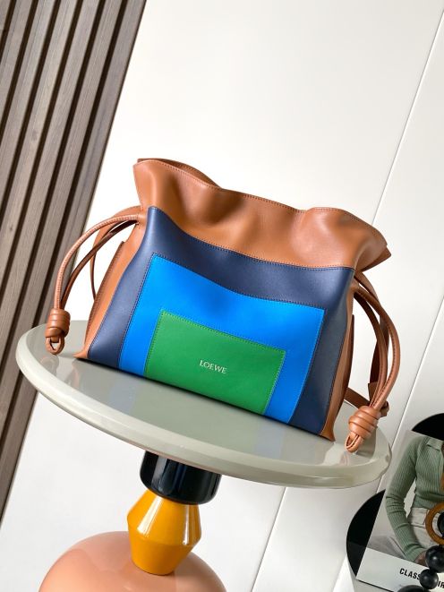 ロエベ ブランド コピー ドローストリングバッグ 2025新作 高再現度で話題のモデル 上質感と高級感仕上げ 安心サイト 実店舗運営