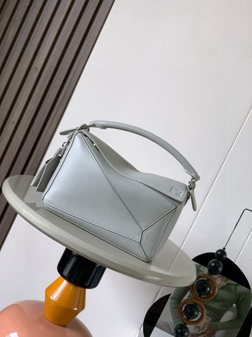 ロエベ 格安 パズルバッグ 2025新作 高再現度モデル 上質カーフ使用 高級感漂う仕上げ 安心サイト 実店舗運営