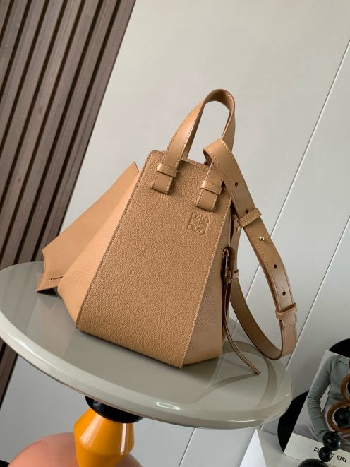 ロエベ 偽物 バレない再現度 ハンモックバッグ 2025新作 高再現度モデル 上質カーフ使用 高級感仕上げ 丁寧な縫製 安心サイト