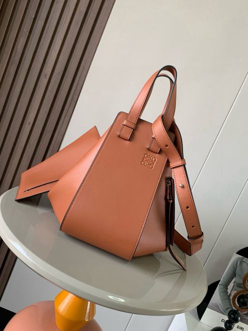 ロエベ スーパーコピー 優良サイト ハンモックバッグ 2025新作 高再現度モデル 上質カーフ使用 高級感仕上げ 丁寧な縫製 安心サイト