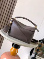 ロエベ コピー パズルバッグ 2025新作 高再現度と上質感が魅力 細部まで忠実な高級感仕上げ 安心サイト 実店舗運営