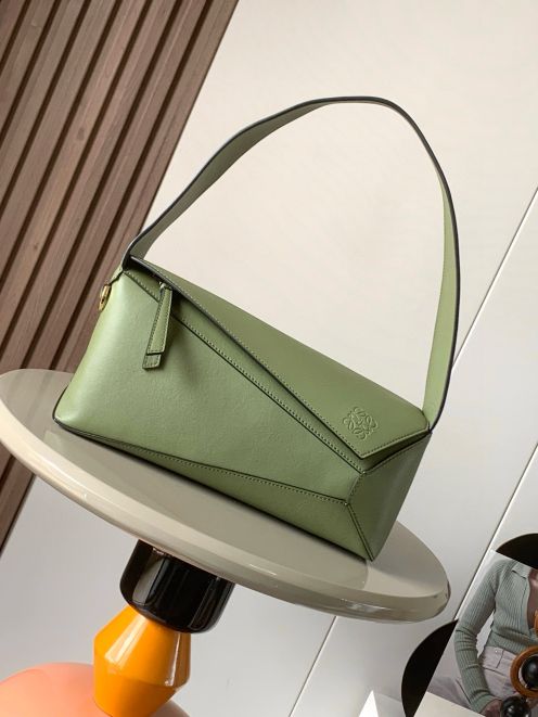 ロエベ パズル スモール バッグ 2025新作 スーパーコピー 優良サイト 高再現度 本革使用 職人技術再現 精密ディテール 上質感