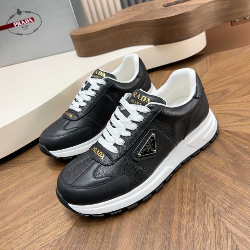 プラダ 格安 スニーカー 2025新作 高級感仕上げ ブラックレザー仕様 高再現度モデル 安心サイト 発送保証付き