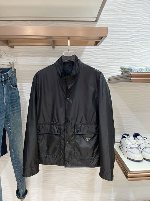 プラダ ナイロン ジャケット 2025新作 激安 高再現度 通気 軽量 快適な着心地 丁寧な縫製 高級感仕上げ ブランド 服 コピー 安心サイト