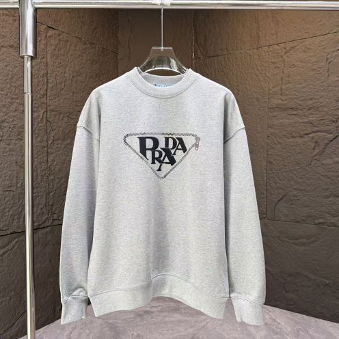 プラダ スウェット トレーナー 2025新作 コピー 男女兼用 快適な着心地 通気 肌触り良好 高再現度 丁寧な縫製 高級感仕上げ 安心サイト
