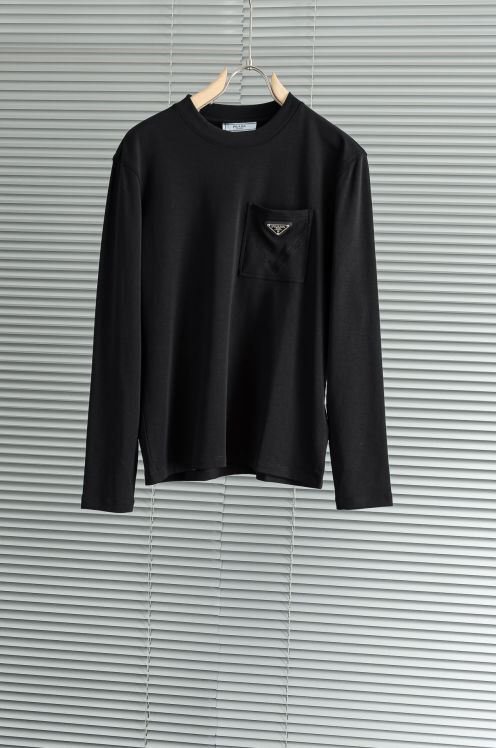 プラダ 長袖Tシャツ メンズ 2025新作 スーパーコピー 優良サイト 高再現度 胸ポケットロゴ 本革パッチ 高級感仕上げ ブラック 即納対応