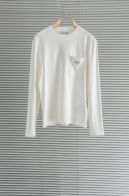 プラダ 長袖Tシャツ メンズ 2025新作 n級 高再現度 ホワイト 胸ポケットロゴ 上質コットン素材 高級感仕上げ 丁寧な縫製 即納対応