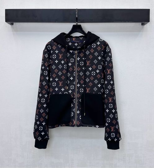 ルイヴィトン モノグラム ブラックパーカー 通気 快適な着心地 ブランド服 スーパーコピー 高再現度 メンズジャケット 安心サイト